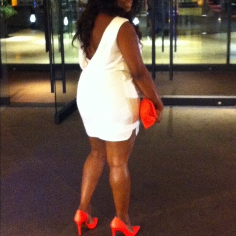White BCBG MAXAZRIA sleeveless/ backless dress/ size 8